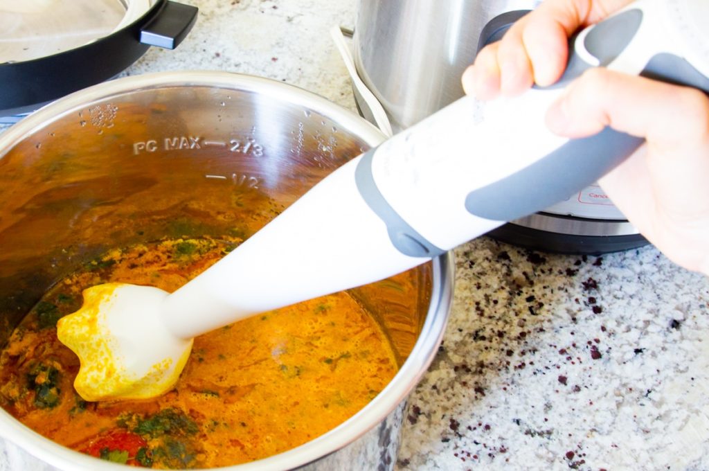 blending the instant pot tomato soup