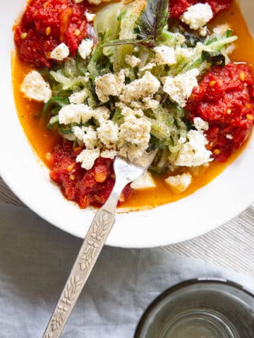 Zucchini pasta with tomatoes and feta cheese