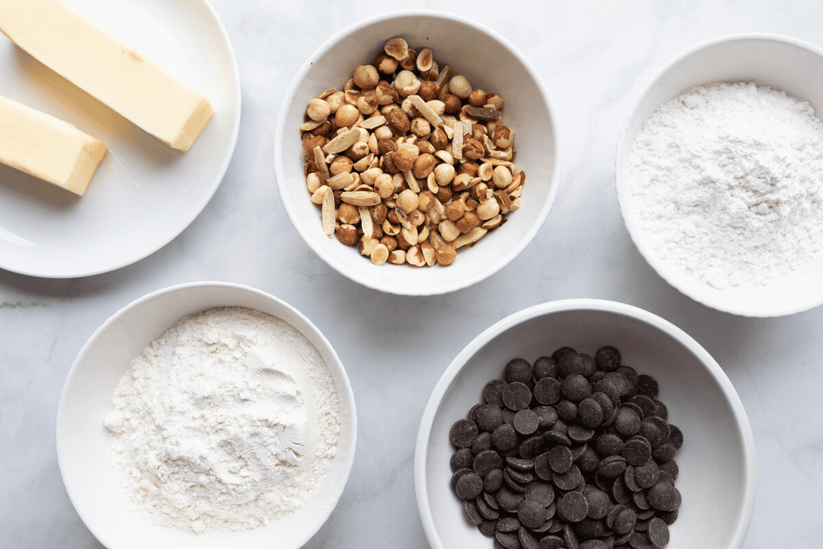 butter, roasted hazelnuts and almonds, icing sugar, flour 00, semi-sweet dark chocolate chips