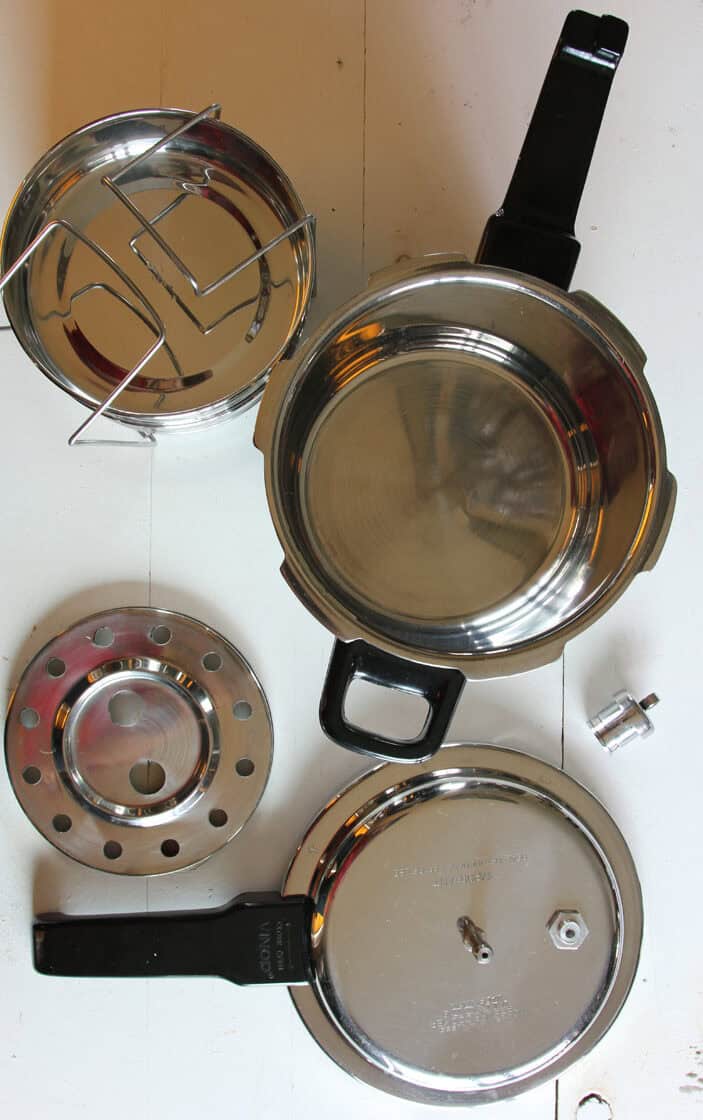 How to Clean a Pressure Cooker Lid: Quick and Easy Tips